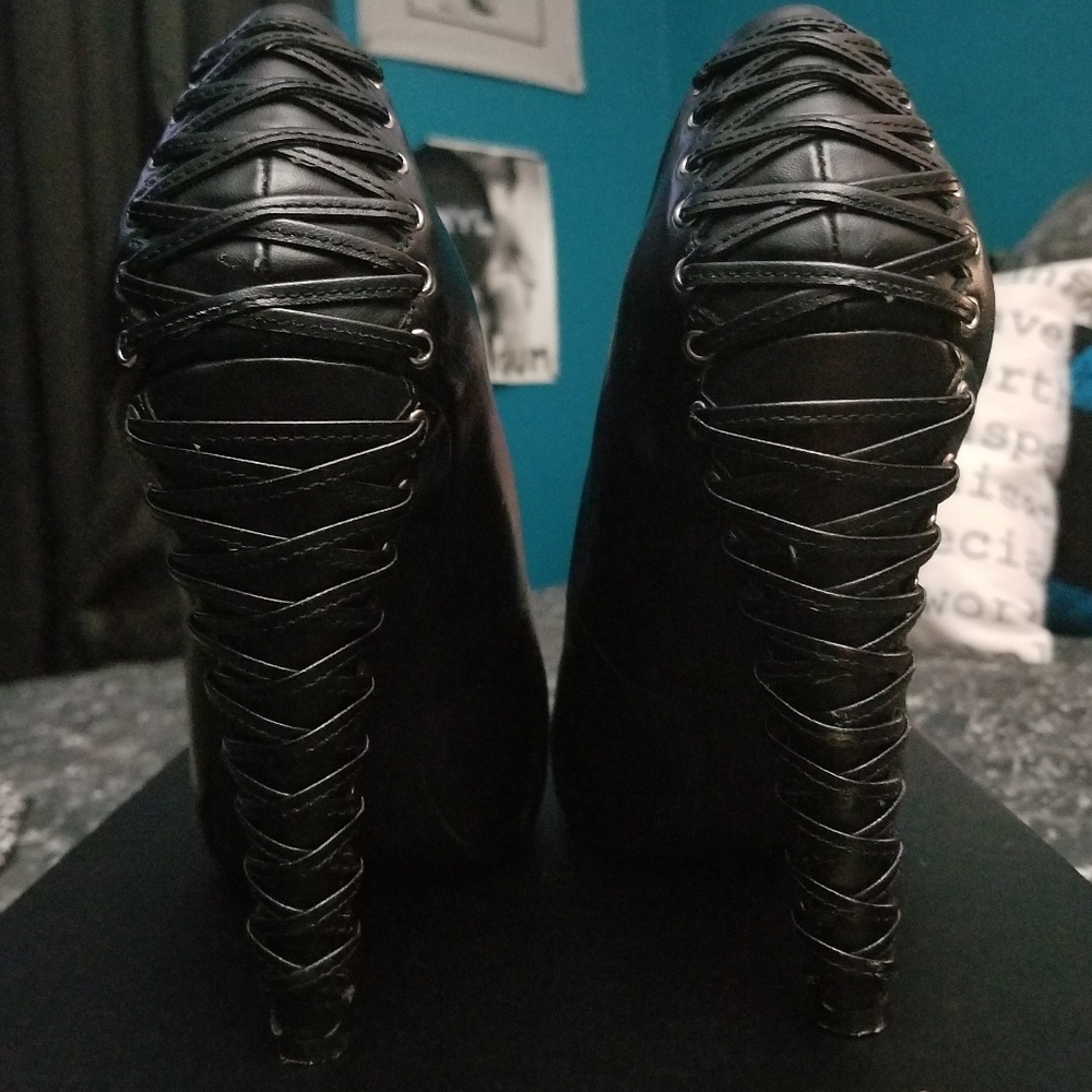 Jessica Simpson Corseted Black Pumps